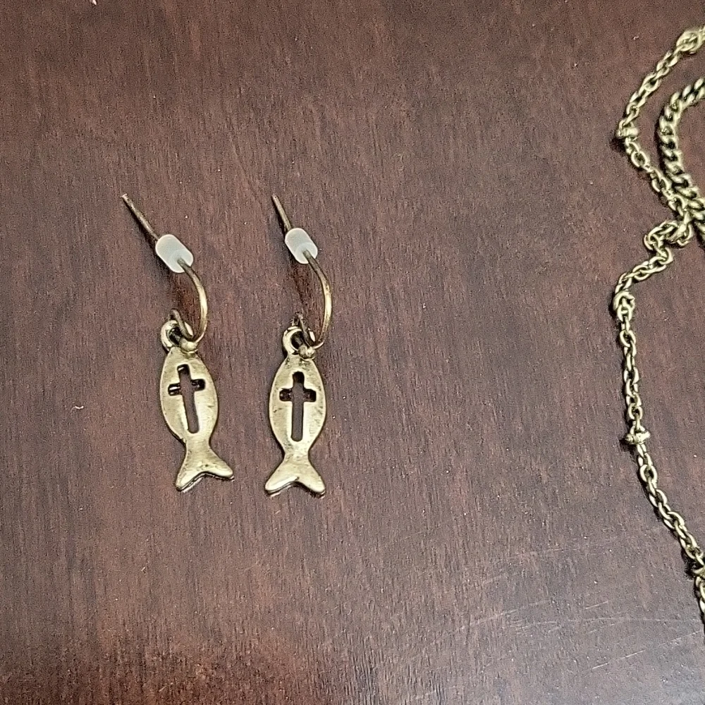Beautiful gold and teal cross necklace and earrings set - Picture 2 of 3
